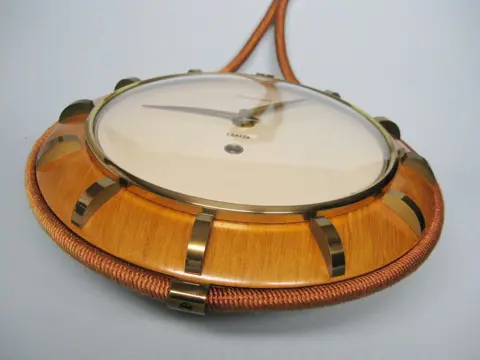 Junghans Exacta Wandklok Origineel Gebogen Glas - Messing accent berkenhout - Tweede helft 20e eeuw