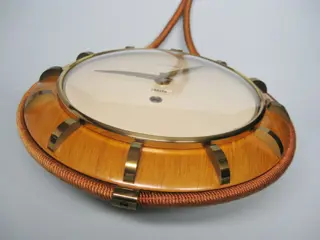 Junghans Exacta Wandklok Origineel Gebogen Glas - Messing accent berkenhout - Tweede helft 20e eeuw