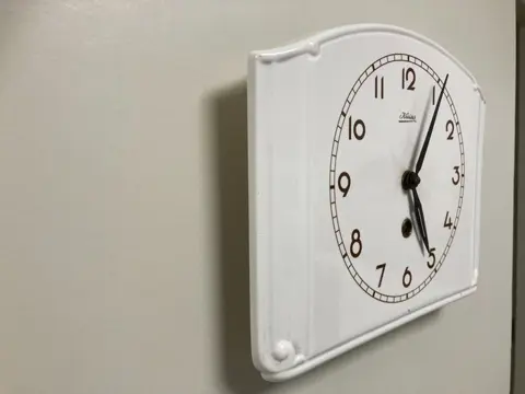 Porseleinen wand keuken klok met sleutel - Porselein - Midden 20e eeuw