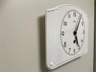 Porseleinen wand keuken klok met sleutel - Porselein - Midden 20e eeuw