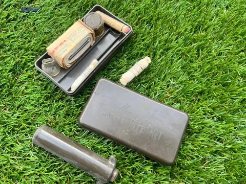 Verenigde Staten van Amerika - WW2 USA Army ''Snake Bite Kit'' Complete- USMC - Pacific - Medic - Guadalcanal - UNTOUCHED condition