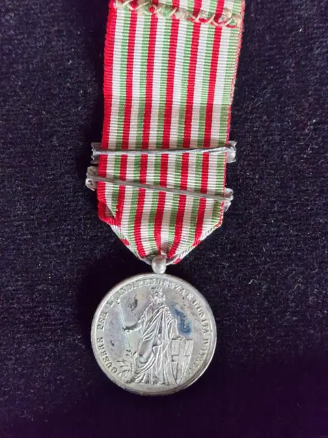 Italië - Medaille, 1800 Italiaanse eenmakingscampagne-medaille met origineel Risorgimento-barlint
