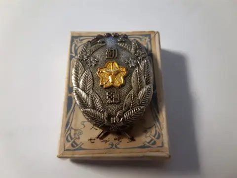 Japan - Leger/Infanterie - Medaille, Twee Antieke Sterling Zilveren Militaire Japanse Badges eerste en tweede klas met originele dozen