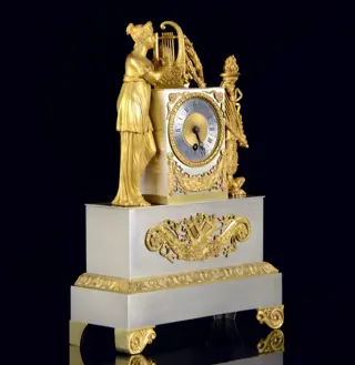 Een zeldzame Franse figuurpendule, 'Allegorie op muziek' - Leroy a Paris, probably Gabriel, active 1807-1824 - Gegoten, gebeiteld, verzilverd en kwikverguld brons (vuurverguld) - Eerste helft 19e eeuw