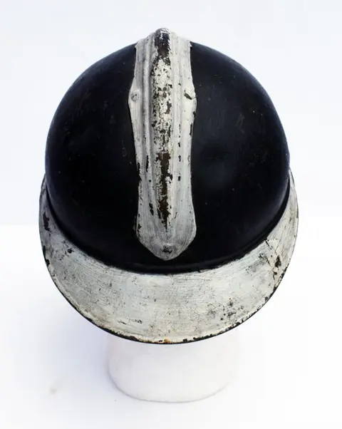 Frankrijk - Luchtbescherming LB - DAP - Franse Mod 15, artillerie-insigne model 1915 type met "ongesneden lopen".