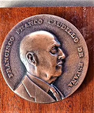 Spanje - Award-eerbetoon aan generaal Franco, medaille en embleem van de Spaanse burgeroorlog.