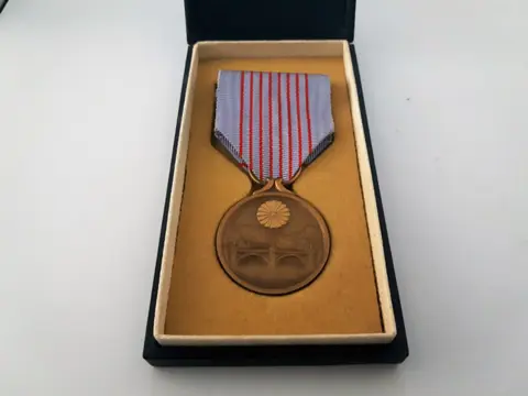 Japan - Leger/Infanterie - Medaille, WW2 Japan Showa Troonstelling zilveren Medaille Award - Keizer Hirohito met origineel zijden lint en - 1940