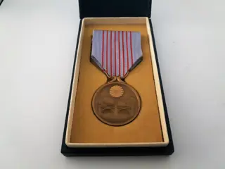 Japan - Leger/Infanterie - Medaille, WW2 Japan Showa Troonstelling zilveren Medaille Award - Keizer Hirohito met origineel zijden lint en - 1940
