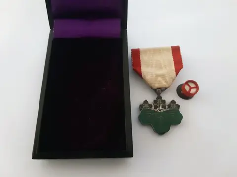 Japan - Leger/Infanterie - Accessoires, WW2 zilveren Japanse Orde van de Rijzende Zon 7e klasse met origineel zijden lint, originele speld