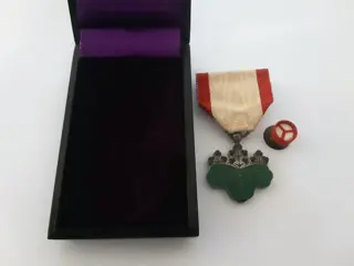 Japan - Leger/Infanterie - Accessoires, WW2 zilveren Japanse Orde van de Rijzende Zon 7e klasse met origineel zijden lint, originele speld