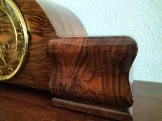 Unieke schoorsteenklok met bijzondere houtsoorten - Hout pallissander - wengé, messing - Begin 20e eeuw