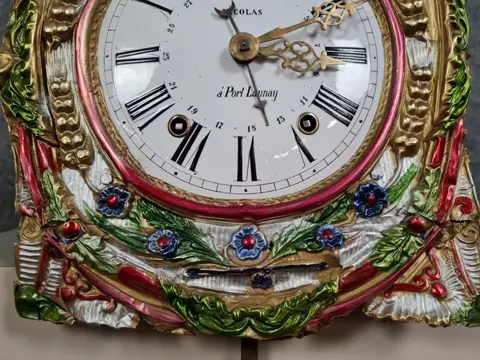 Prachtig gebloemd uurwerk met Comtoise klokautomaat in reliëf en polychroom koper rond 1850 - reliëf en polychroom koper - 19e eeuw