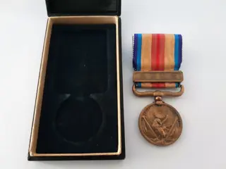 Japan - Leger/Infanterie - Medaille, Japan bronzen medaille China Incident WWII 1937-1945 in origineel zijden lint en originele doos en