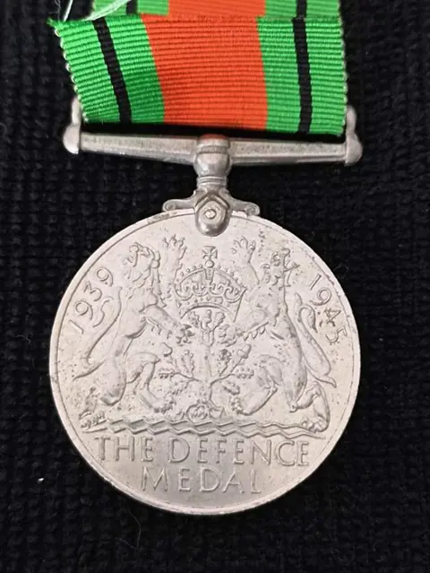 Groot Brittanië - Medaille van Defensie met miniatuur 1939-1945