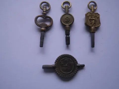 !9antieke horloge sleutels - Ijzer en Messing - 19e eeuw
