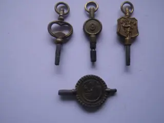 !9antieke horloge sleutels - Ijzer en Messing - 19e eeuw