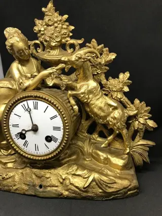 Schoorsteenklok - Zinklegering, gouden metaal - Eind 19e eeuw