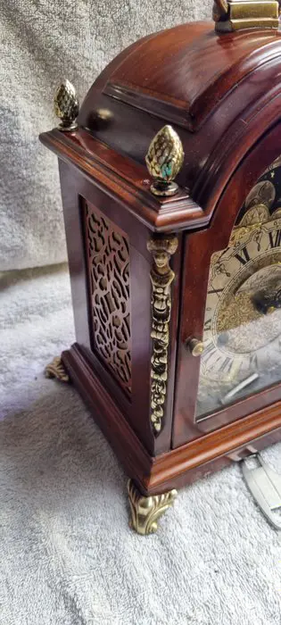 veguld,verzilverd,brons,messing ,wortelnotenhout tafelklok. - Wuba Warmink - wortelnotenhout,brons,verzilverd, verguld,geslepen glas. - Midden 20e eeuw