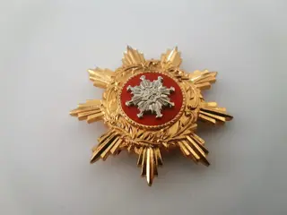 Japan - Leger/Infanterie - Medaille, JAPAN MERIT ORDER met rode emaille, zilver, verguld (speciale grote uitvoering) met originele houten