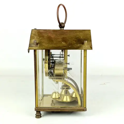 Elegant table clock in the shape of a house finished with cut glass Ca. 1920 - Brons, Glas, Messing - 20e eeuw