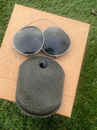 Verenigde Staten van Amerika - Rare WW2 USAAF Army Airforce ''Clip on'' Pilot Sun glasses - in original pouch - made by Bachmann - Pilot - Aviator - 1945