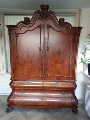 Hollands gebogen kabinet in een prachtige oude kleur...