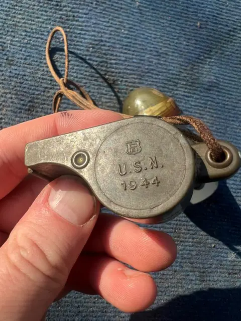 Verenigde Staten van Amerika - Rare WW2 USN Navy Plastic Whistle with lanyard and - Emergency Rescue Light - Landing Craft - D-day - 1944
