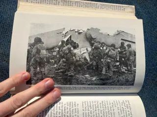 Verenigde Staten van Amerika - Rare 101st Airborne Division Unit History ''Rendezvouz with Destiny'' - Normandy - St. Maire Eglise - Holland - Bastogne - 1972