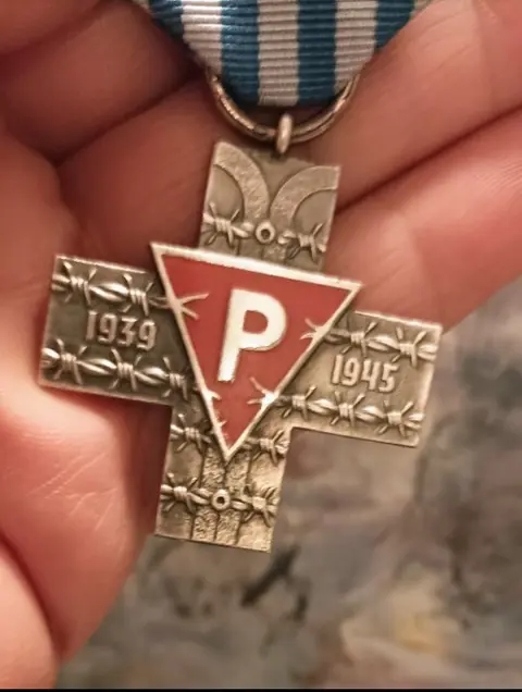 Polen - Medaille, Auschwitz Cross.Zilver.Hulde aan de Poolse gedeporteerden naar Auschwitz.Originele doos. De