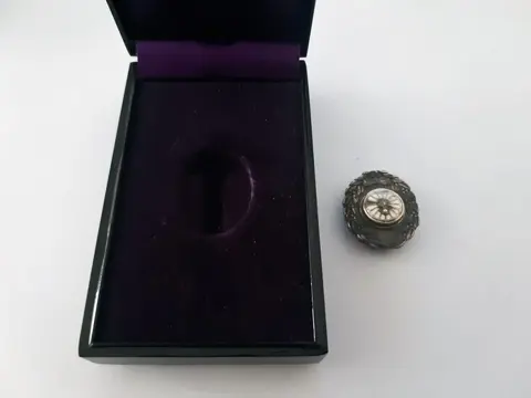 Japan - Leger/Infanterie - Medaille, Zilveren Japanse National Railroad Merit Badge (zilver verguld) Gekeurd 1937-45 omhuld met