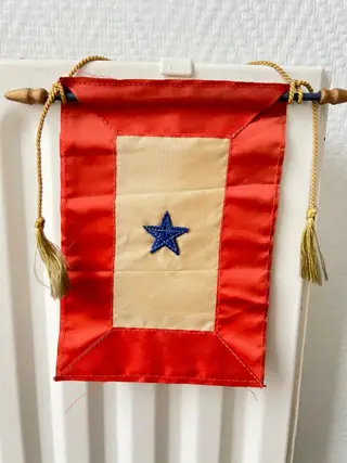 Verenigde Staten van Amerika - Rare WW2 - Home-front Window Flag - ''Son in Service'' with hanger - One Son in Service - Beautiful patina