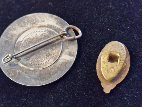 Italië - 2 GIL GENERAL COMMAND-badges met pin DUCE Believe Obey Fight