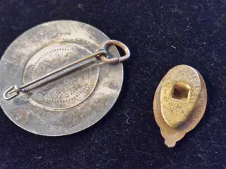 Italië - 2 GIL GENERAL COMMAND-badges met pin DUCE Believe Obey Fight