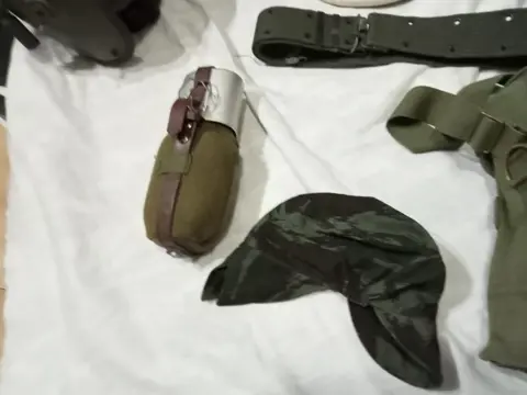 Italië, Engeland, Portugal, Polen, Frankrijk - Artillerie - helmen, munitiekoffers, koloniale hoed, veldfles, riem