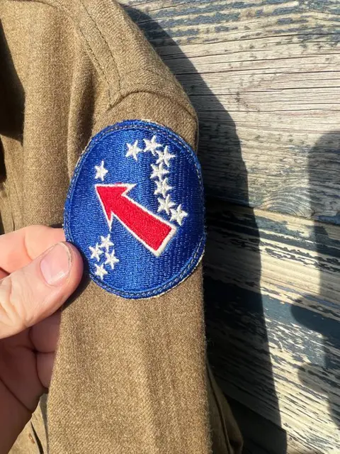 Verenigde Staten van Amerika - Nice WW2 US GI M1937 early wool field shirt - nice large size - United States Army Pacific Command Patch, rank chevrons and ruptured duck - WITH glas flap