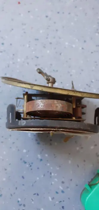 batch van verschillende uurwerkmechanismen. koekoek slinger wekker horloge - hout metaal - Begin 20e eeuw