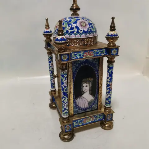 Tafelklok - Kleine Tempel - Metaal - Verguld messing - Cloisonnè email - Tweede helft 20e eeuw