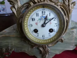 Schoorsteenklok - louis moreau - Marmer, Zinklegering - Eind 19e eeuw