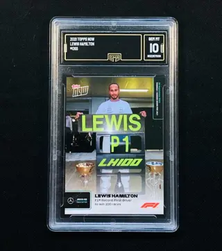 2021 TOPPS Now F1 - Lewis Hamilton - Eerste coureur die 100 races won #55 - GMA 10