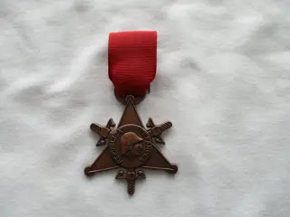 Spanje - Internationale Brigades - buitenlandse vrijwilligers. - Medaille beeldje en speldjes - Spaanse - Medaille