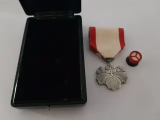 Japan - Leger/Infanterie - Accessoires, Zilveren Japanse Orde van de Rijzende Zon 8e klas met origineel zijden lint, originele speld en - 1941