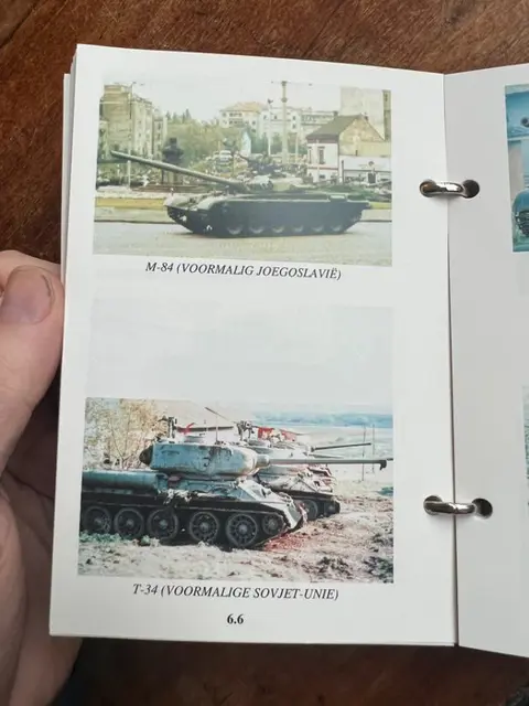 Nederland - Interesting DutchBatt HANDBOOK of BOSNIA - Enemy equipment, mines, boobytraps, weapons, tanks, - Uniforms / Insignia - Srebrenica - 1994