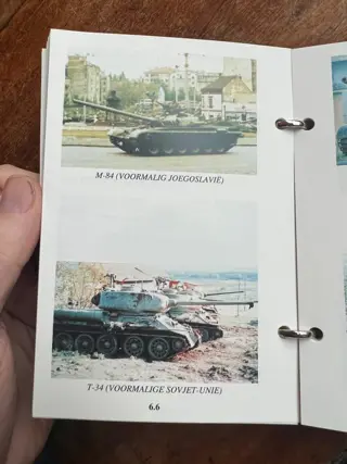 Nederland - Interesting DutchBatt HANDBOOK of BOSNIA - Enemy equipment, mines, boobytraps, weapons, tanks, - Uniforms / Insignia - Srebrenica - 1994