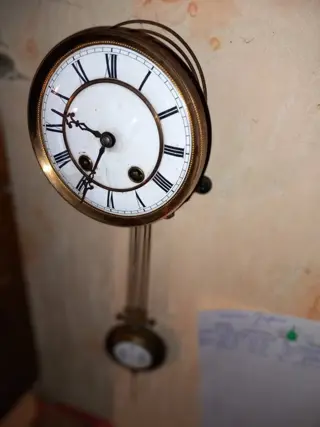 Origineel Junghans mechanisme gemonteerd in ophanging. - Veritable mécanisme Junghans monté en suspension. - Staal - Eerste helft 20e eeuw