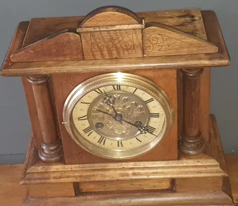 Schoorsteenklok - Junghans - Hout, Messing - Eind 19e eeuw
