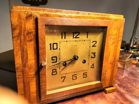 Art Deco (Bauhaus)Kienzle tafelklok - Hout, Mahonie, Messing, Hout walnoten - Begin 20e eeuw