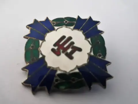 Japan - Leger/Infanterie - Drie Japans zilveren (vergulde) Merit Orders met rood, wit, groen en blauw email.