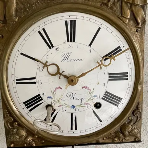 Comtoise 'Boerenleven' met Harpslinger - Moreau a Blaye - Emaille, IJzer (gegoten/gesmeed), Messing - 19e eeuw