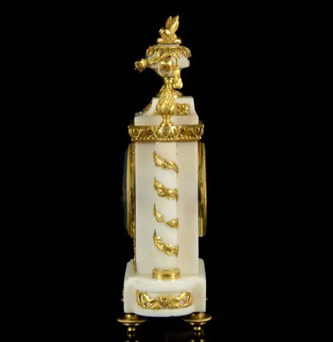 Een zeldzame Lodewijk XVI-periode pendule - Royer, Horloger du Roi - Carrara-marmer, kwikverguld brons (ormolu) - omstreeks 1780