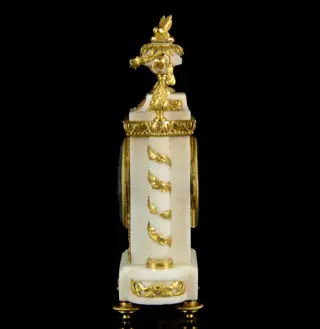 Een zeldzame Lodewijk XVI-periode pendule - Royer, Horloger du Roi - Carrara-marmer, kwikverguld brons (ormolu) - omstreeks 1780
